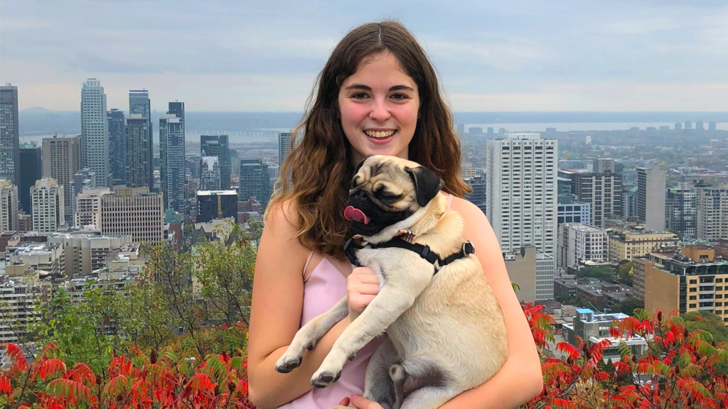 professeur d'anglais apprendre une deuxième langue chien pug vue de Montréal