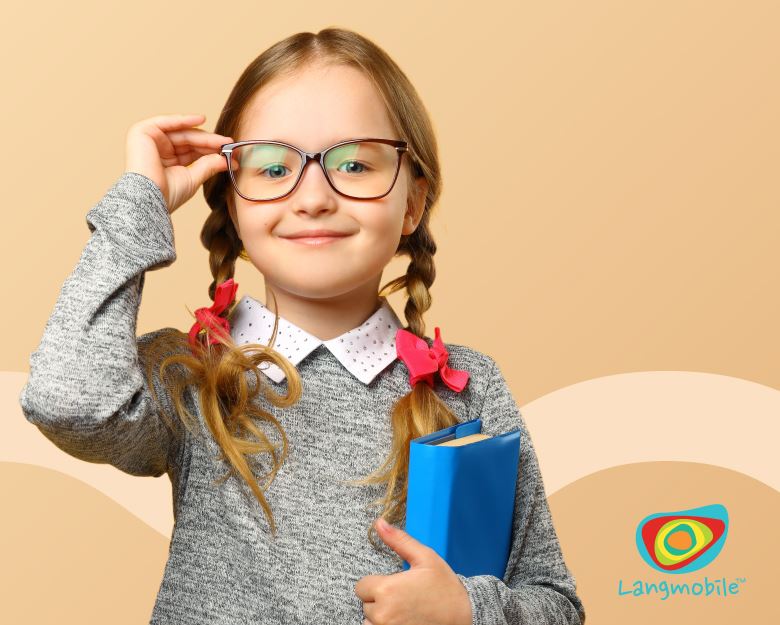 Enfants avec lunettes sur arriere plan beige avec livre bleu et logo langmobile