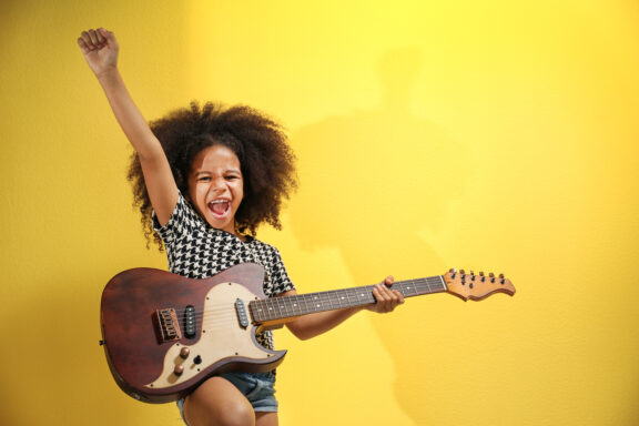 7 raisons scientifiques d’intégrer la musique au développement de l’enfant 🎵