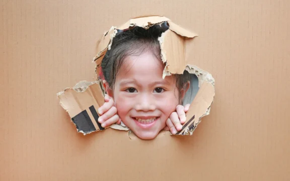 Enfants timides à l’école : 7 stratégies douces et efficaces pour renforcer la confiance de la maison à la classe