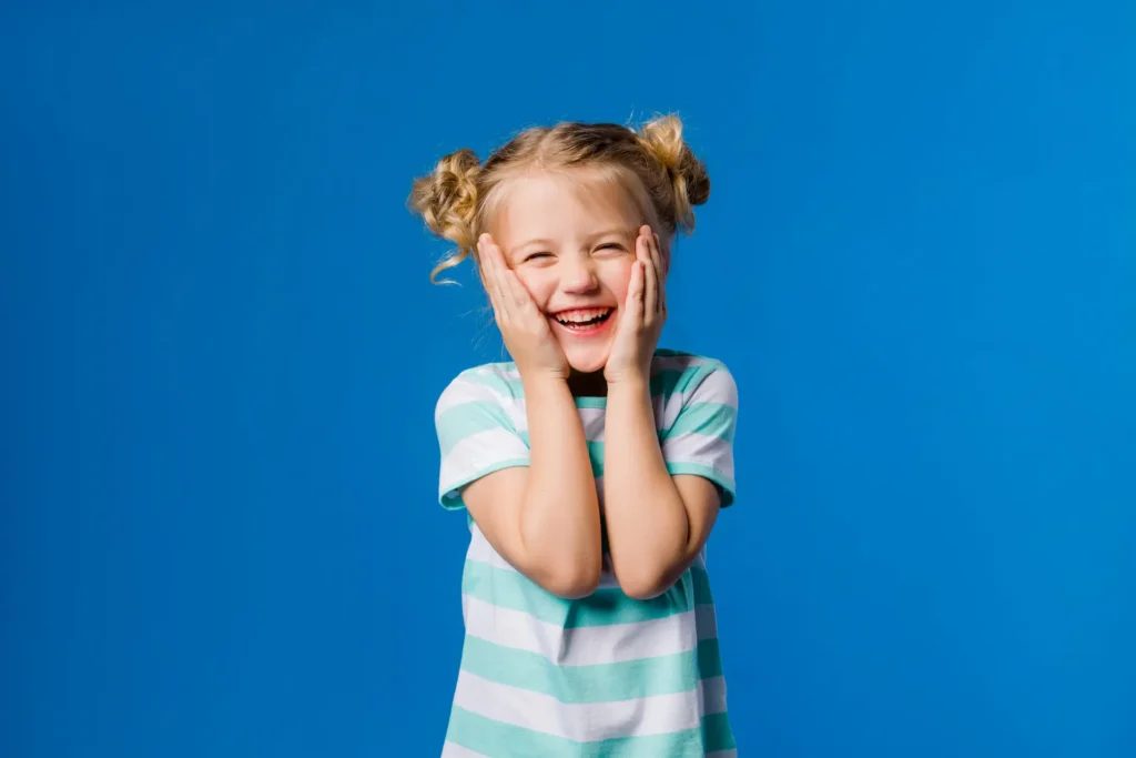A young child pausing to examine a small insect on a leaf, illustrating the importance of slow, curiosity-driven exploration in childhood. Découvrez pourquoi laisser les enfants grandir à leur propre rythme est essentiel. Apprenez l'importance du jeu libre et non structuré pour leur bien-être. développement enfant