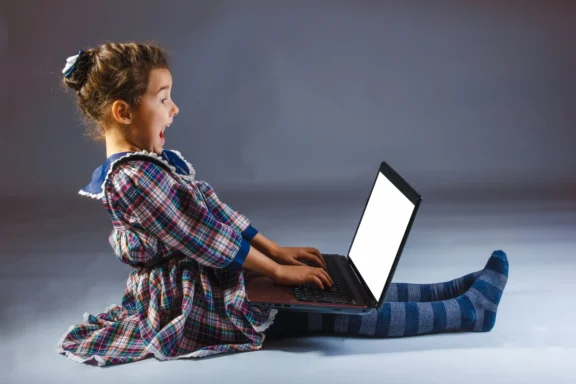 5 choses que la recherche nous dit sur le temps d&rsquo;écran cet été (et comment trouver un équilibre qui vous convient) 📱☀️