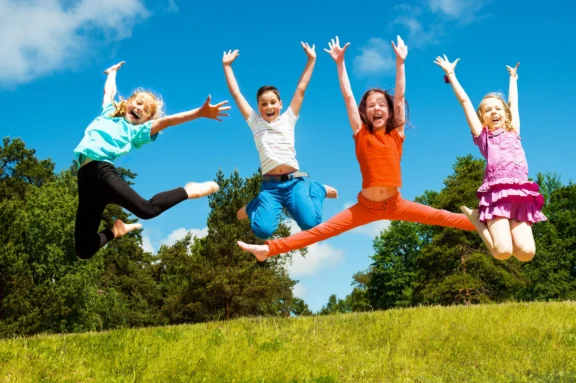 Bouger, dormir et grandir : 6 habitudes qui favorisent l&rsquo;apprentissage chez les enfants